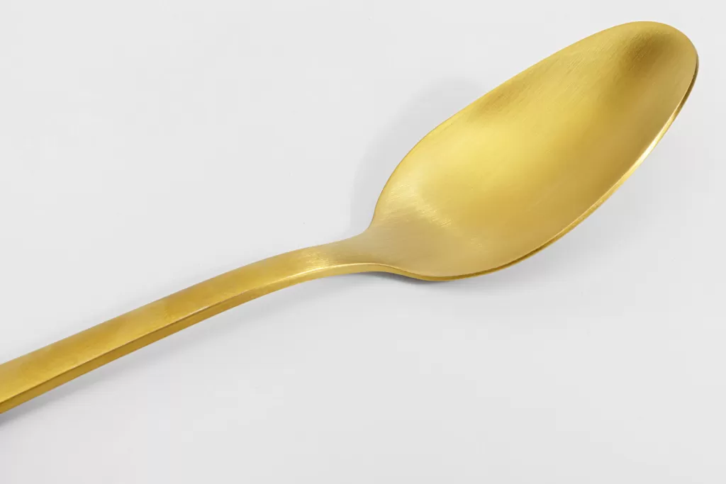 Service de couverts design Cusina par KARE - Finition dorée mat - 16 pièces pour une table élégante