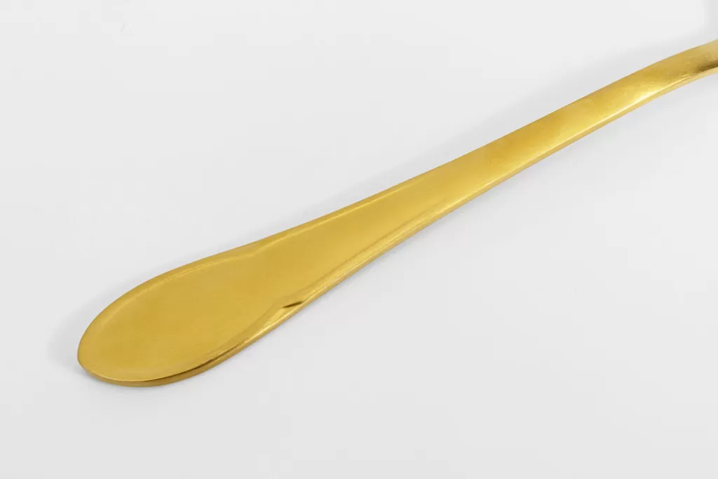 Service de couverts design Cusina par KARE - Finition dorée mat - 16 pièces pour une table élégante