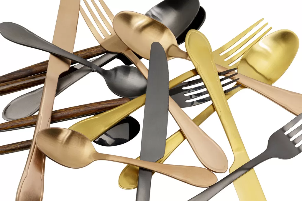 Service de couverts design Cusina par KARE - Finition dorée mat - 16 pièces pour une table élégante