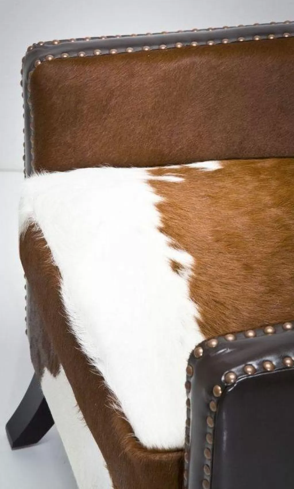 Canapé d'appoint Denver en cuir véritable - Design scandinave élégant par KARE  
(Modèle inspiré des troupeaux de bovins pour une ambiance ranch contemporaine)