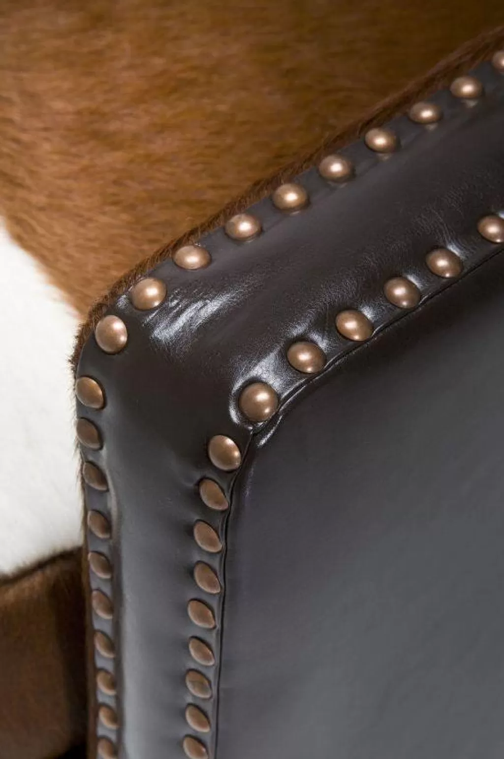 Canapé d'appoint Denver en cuir véritable - Design scandinave élégant par KARE  
(Modèle inspiré des troupeaux de bovins pour une ambiance ranch contemporaine)
