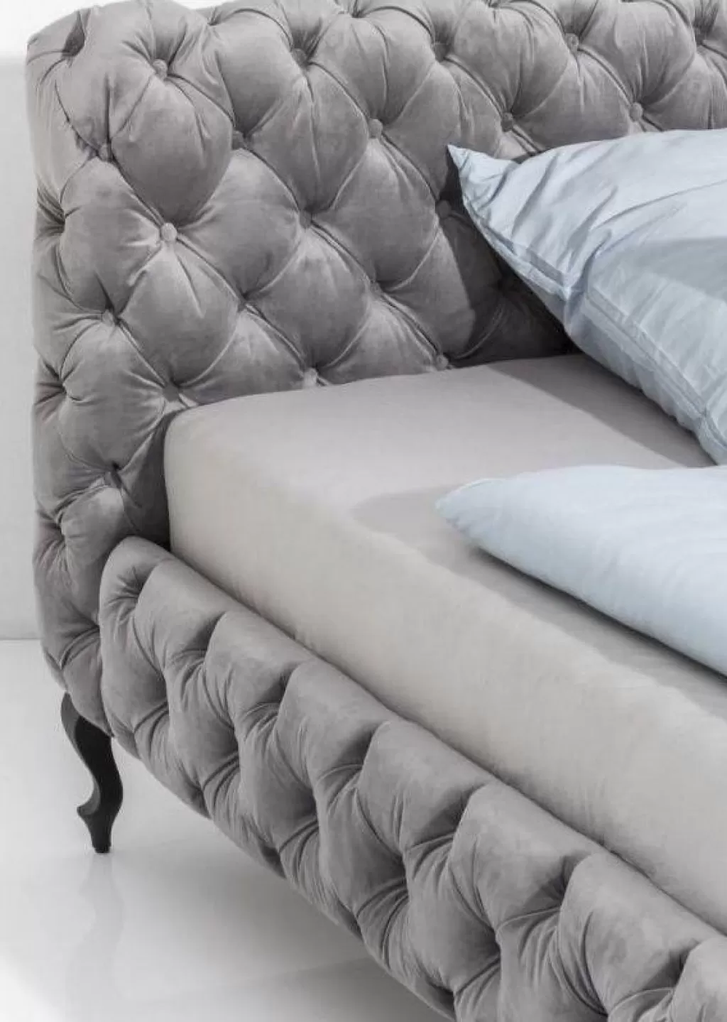 Lit Désir Velours KARE Design - Cocon Velouté Gris Argent 200x200 cm - Sommier Élégant pour Nuits Sereines