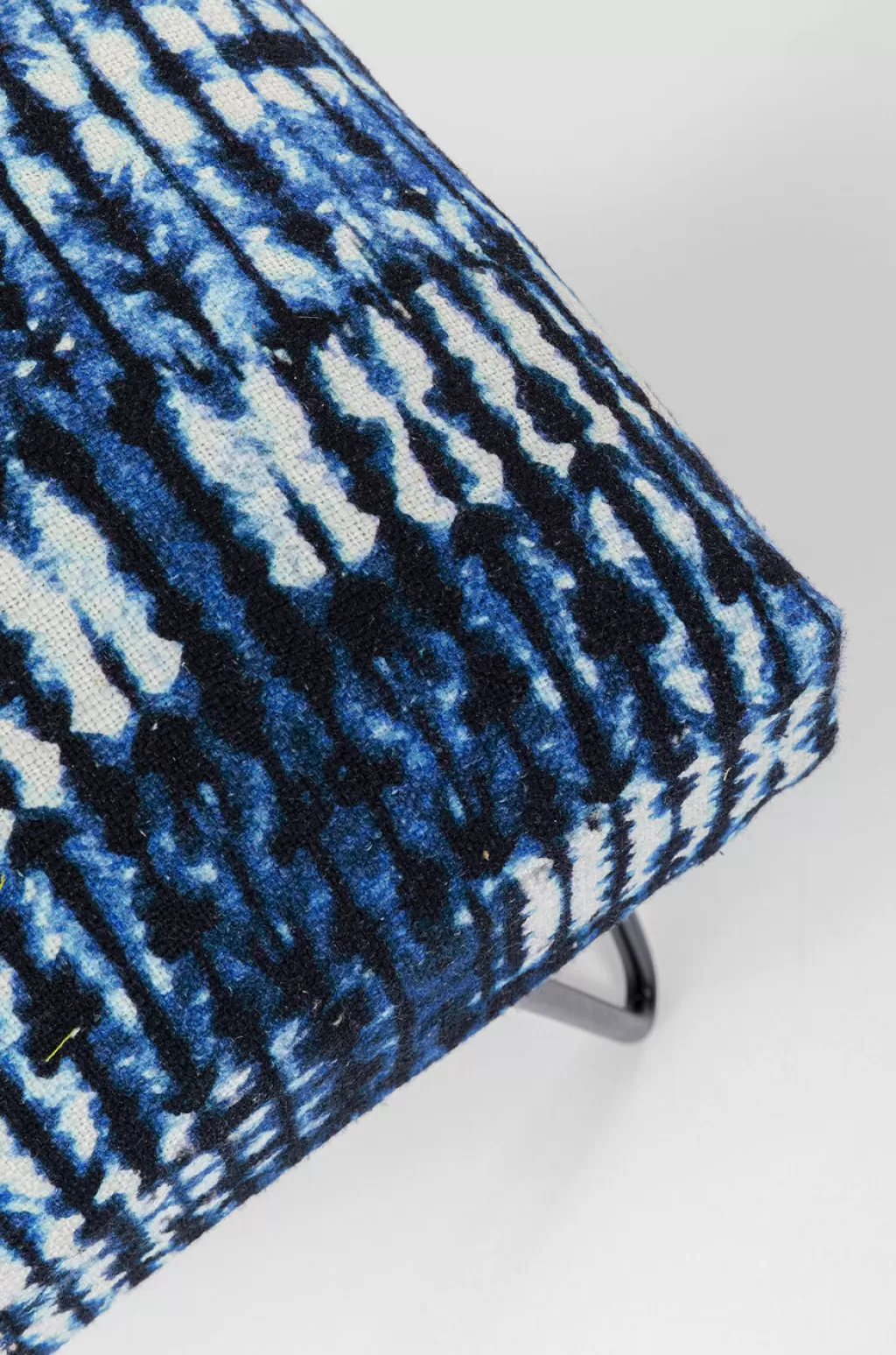 Coussin décoratif patchwork Desna en tissu bleu nuit – Modèle design 80 cm par KARE Design