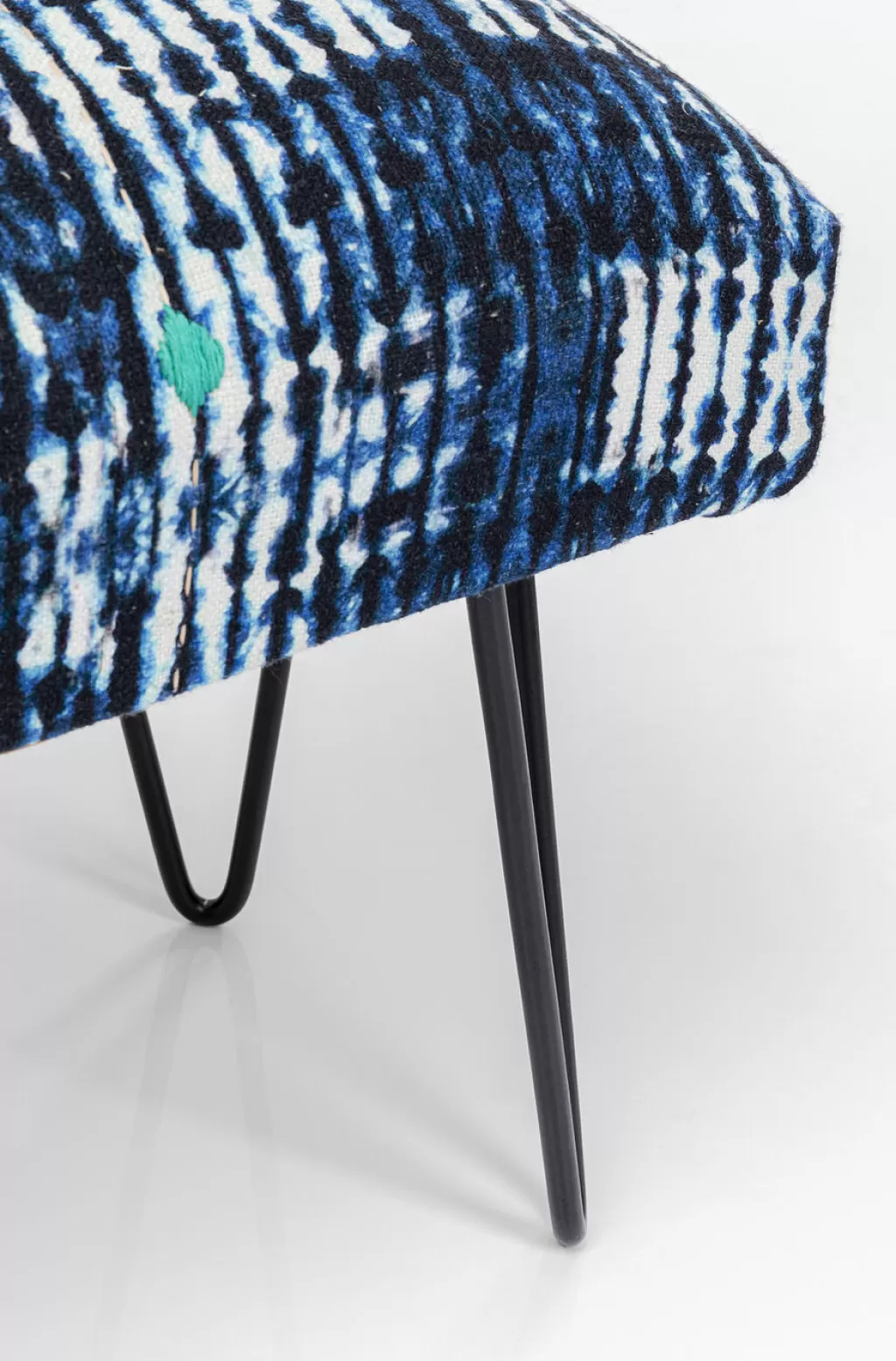 Coussin décoratif patchwork Desna en tissu bleu nuit – Modèle design 80 cm par KARE Design