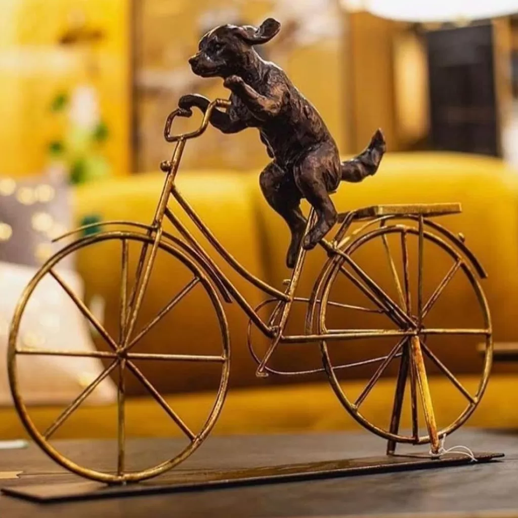 Déco murale originale - Chien à vélo vintage en métal, figurine design KARE - 44 cm pour intérieur ludique