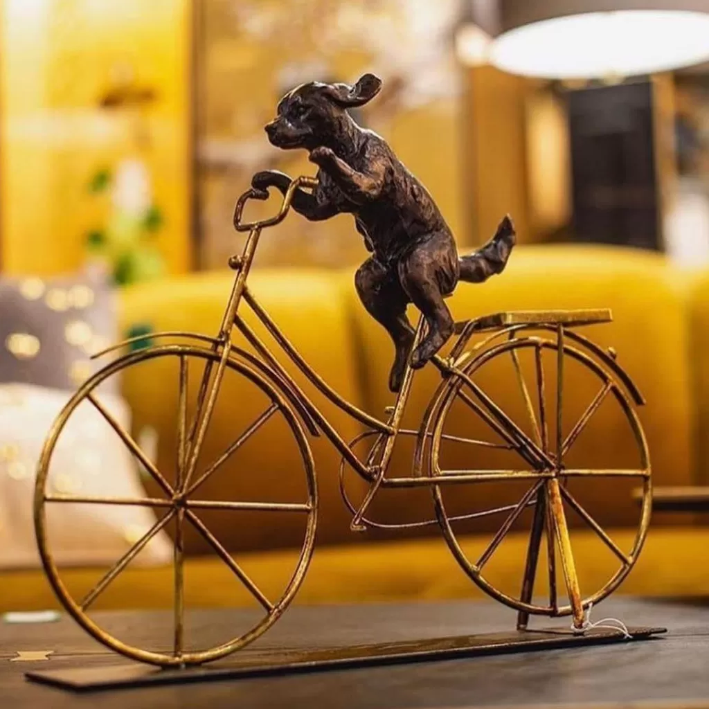 Déco murale originale - Chien à vélo vintage en métal, figurine design KARE - 44 cm pour intérieur ludique