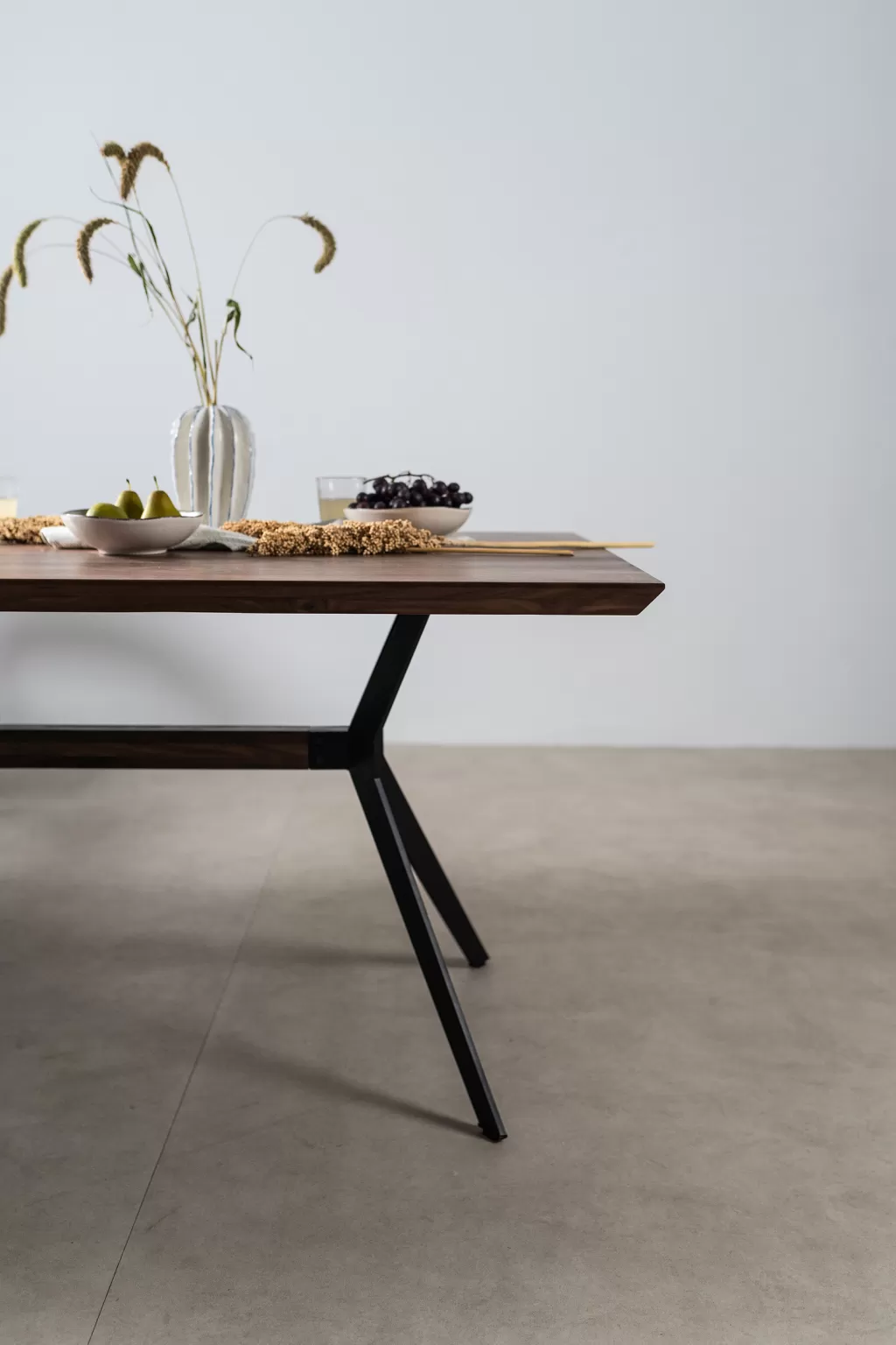Table basse Downtown par KARE Design - Plateau en noyer massif 220 cm de longeur, idéale pour espaces contemporains