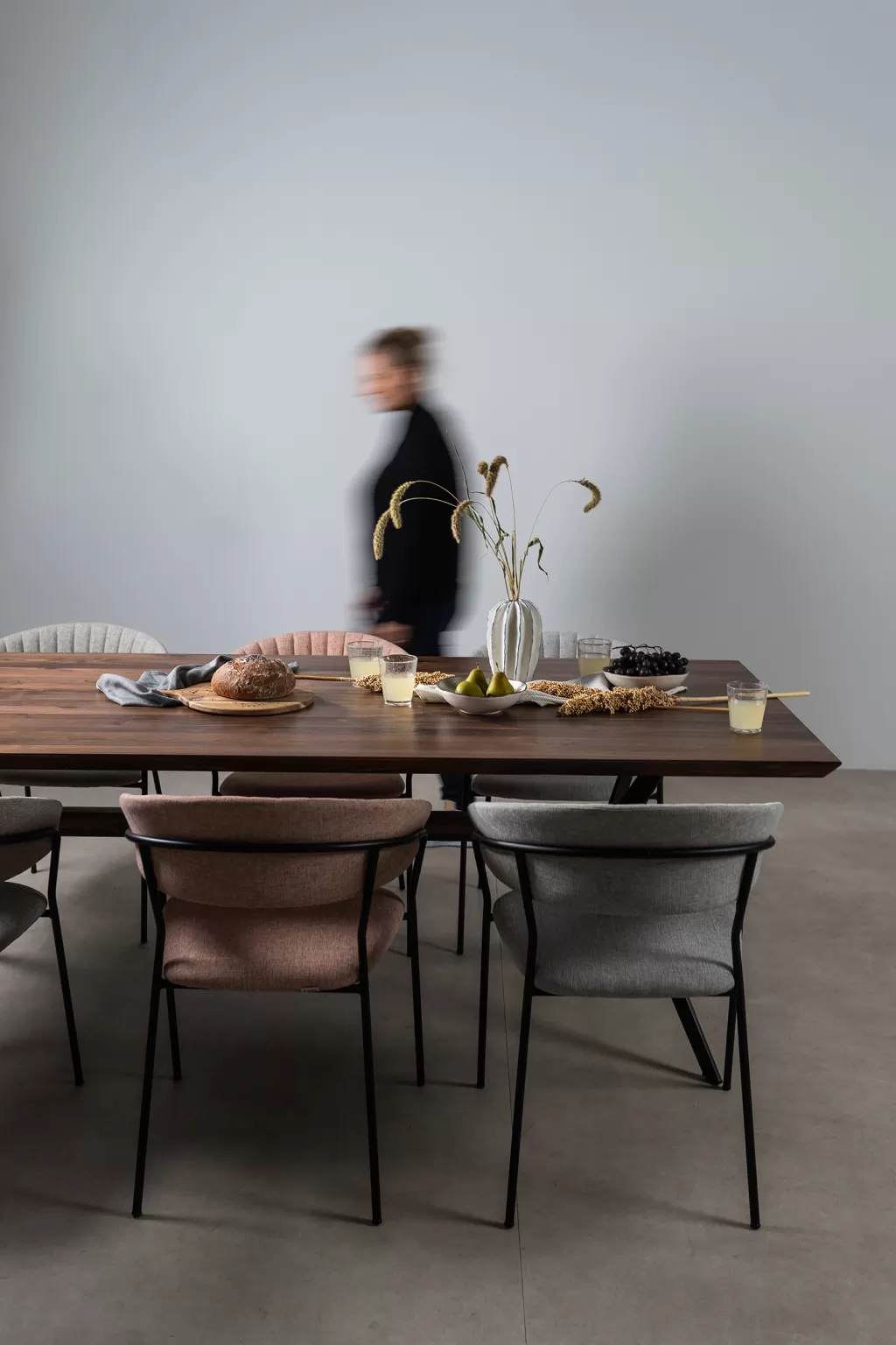 Table basse Downtown par KARE Design - Plateau en noyer massif 220 cm de longeur, idéale pour espaces contemporains
