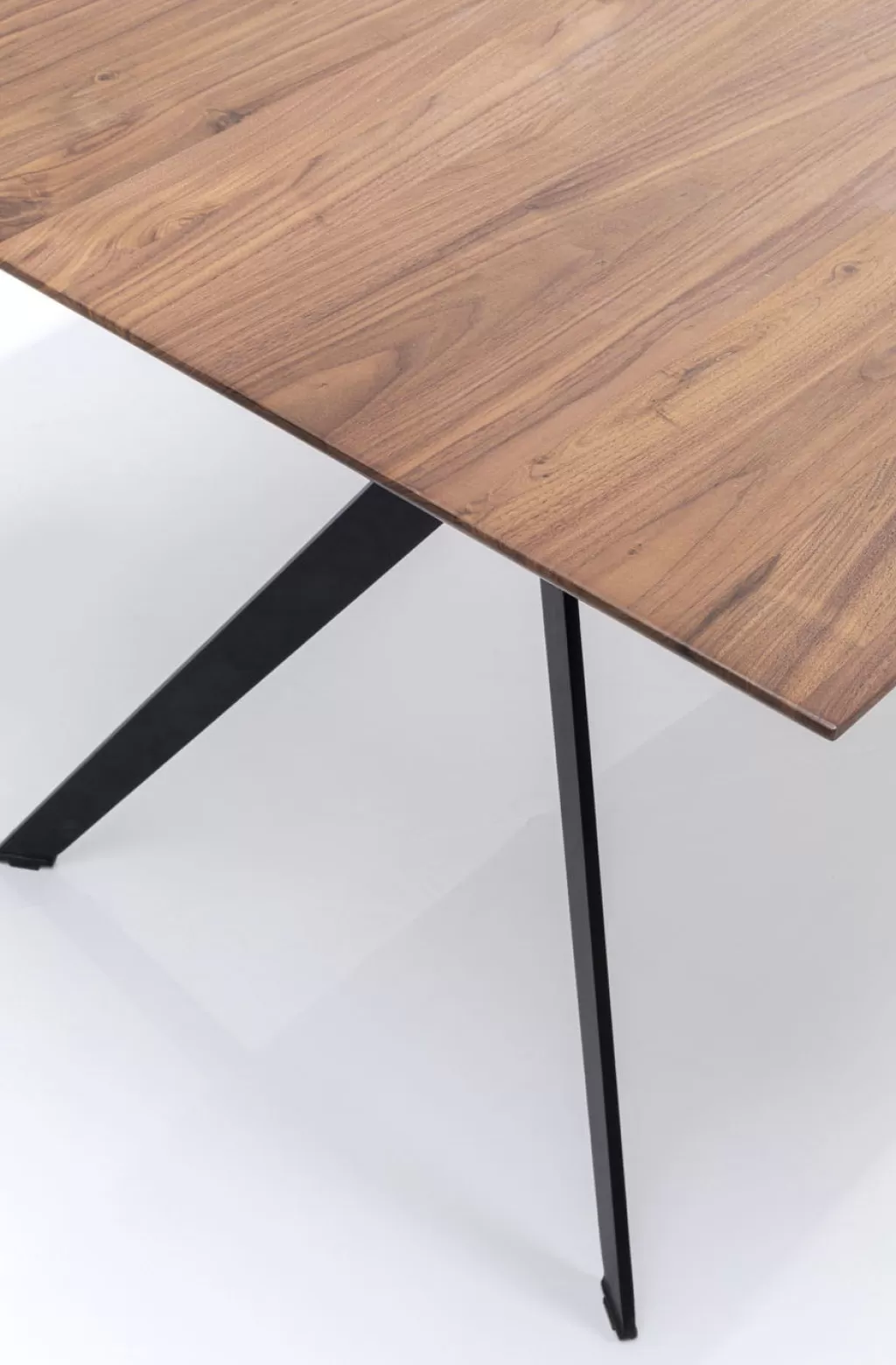Table basse Downtown par KARE Design - Plateau en noyer massif 220 cm de longeur, idéale pour espaces contemporains
