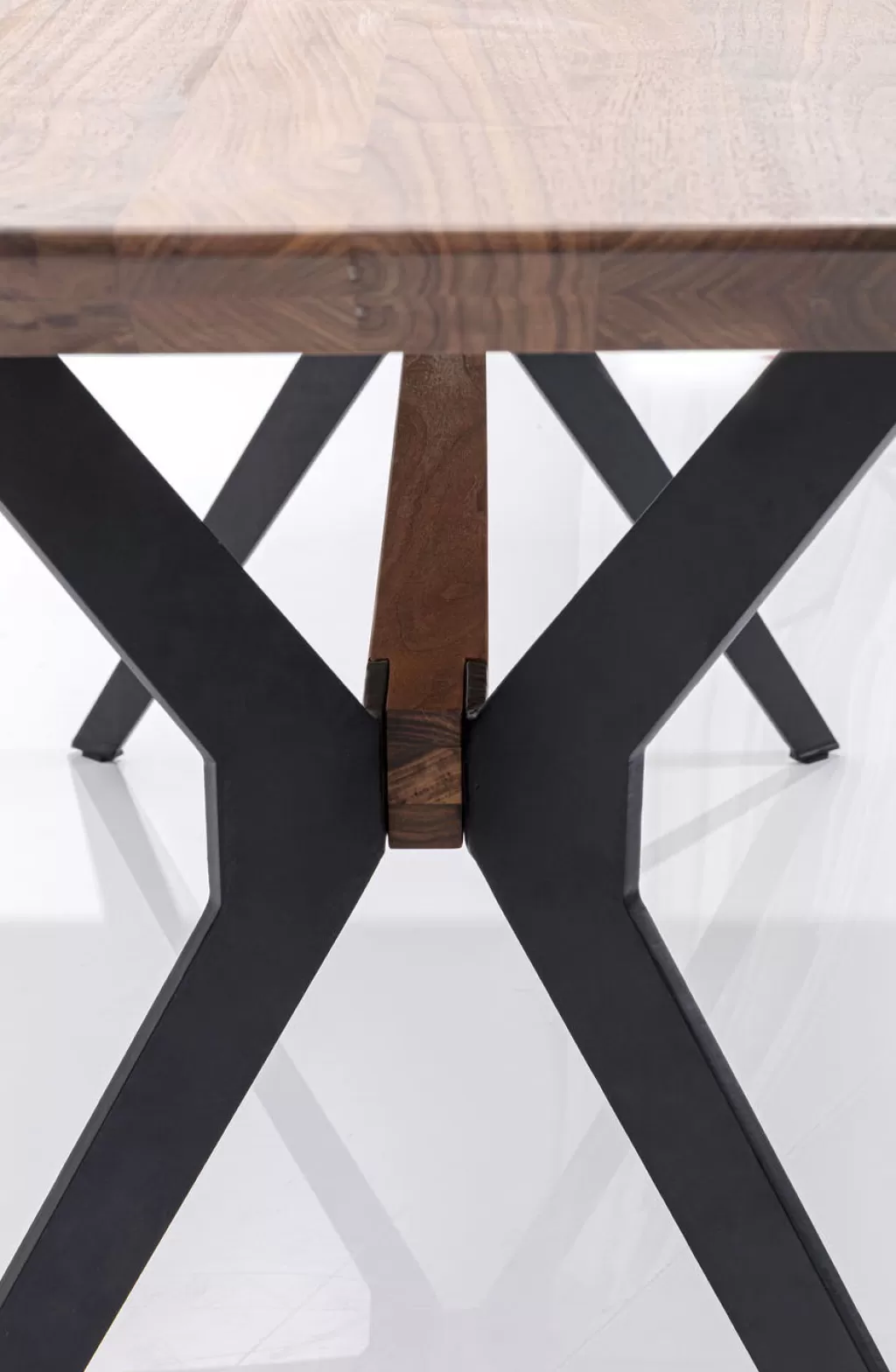 Table basse Downtown par KARE Design - Plateau en noyer massif 220 cm de longeur, idéale pour espaces contemporains