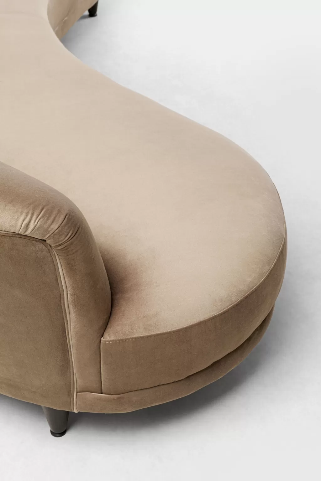 Canapé 3 places Djinn - Design contemporain en tissu beige sable, largeur 233 cm (Collection KARE)