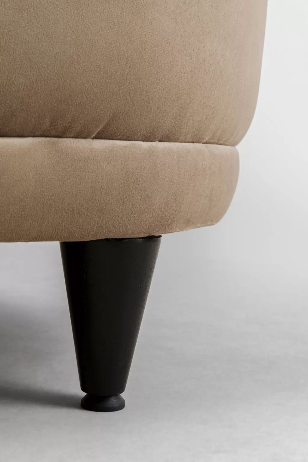 Canapé 3 places Djinn - Design contemporain en tissu beige sable, largeur 233 cm (Collection KARE)