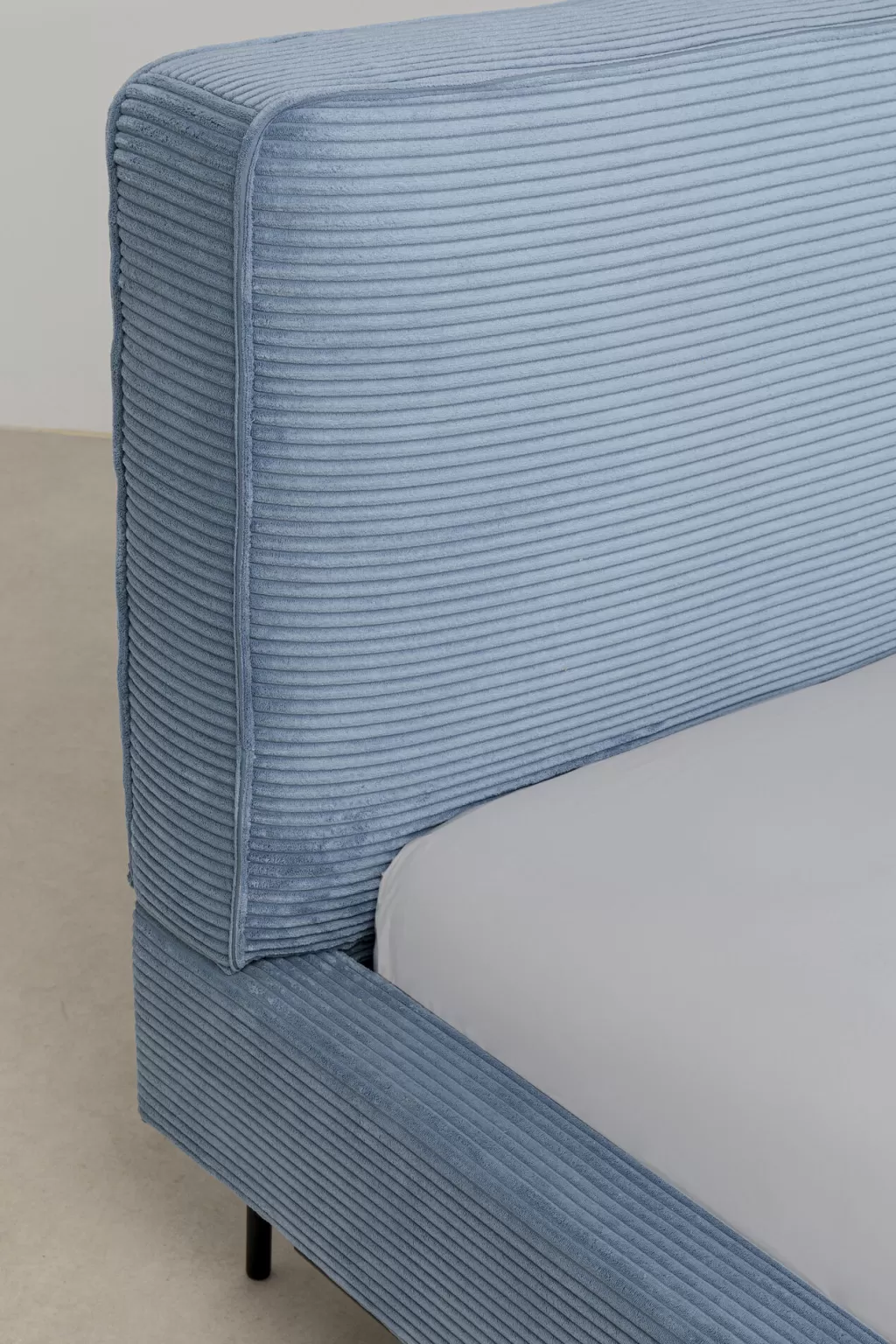 Lit design East Side par KARE - Velours côtelé bleu nuit 160x200 cm, idéal pour chambres contemporaines