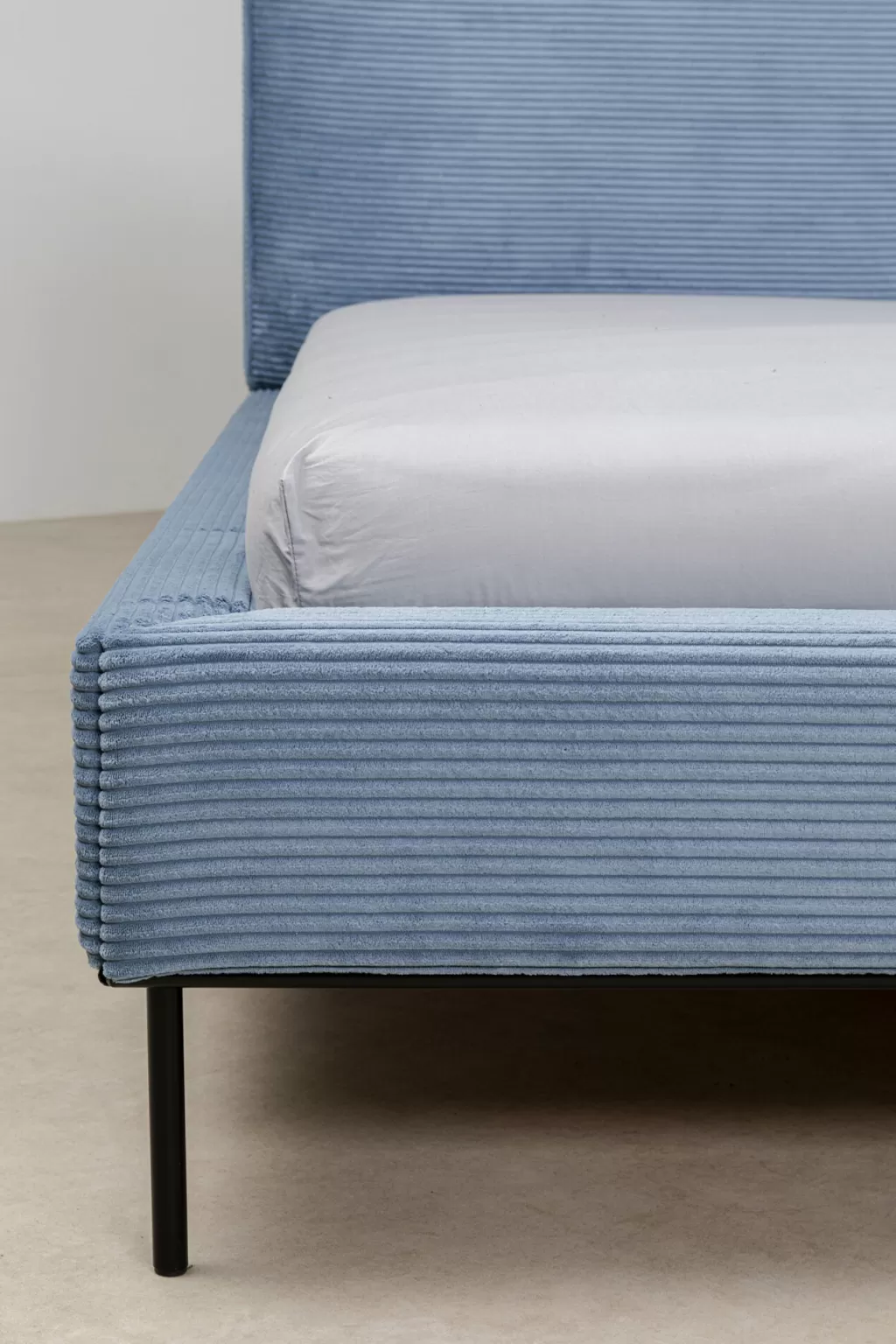 Lit double design East Side en velours texturé - Bleu nuit 180x200 cm par KARE  

(Alternative plus détaillée : Lit 2 places modèle East Side - Tissu velours côtelé bleu marine - Dimensions spacieuses 180x200 cm - Collection signée KARE Design)