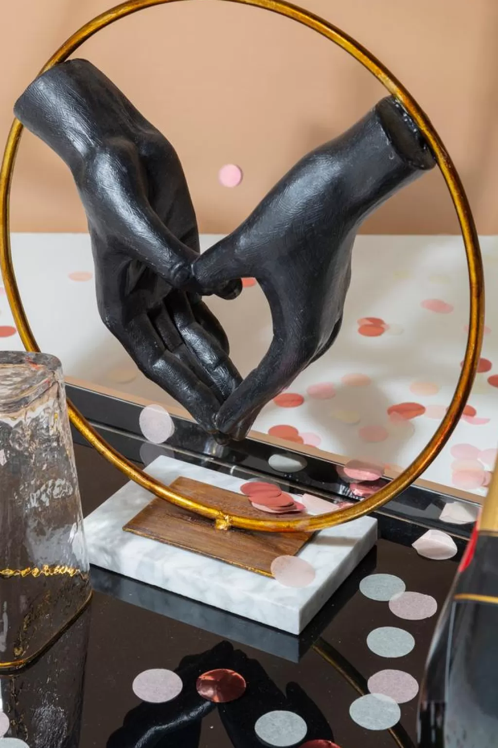 Décoration Murale Design KARE : Cœur et Mains Élégant en Métal Doré - Objet Décoratif 33 cm