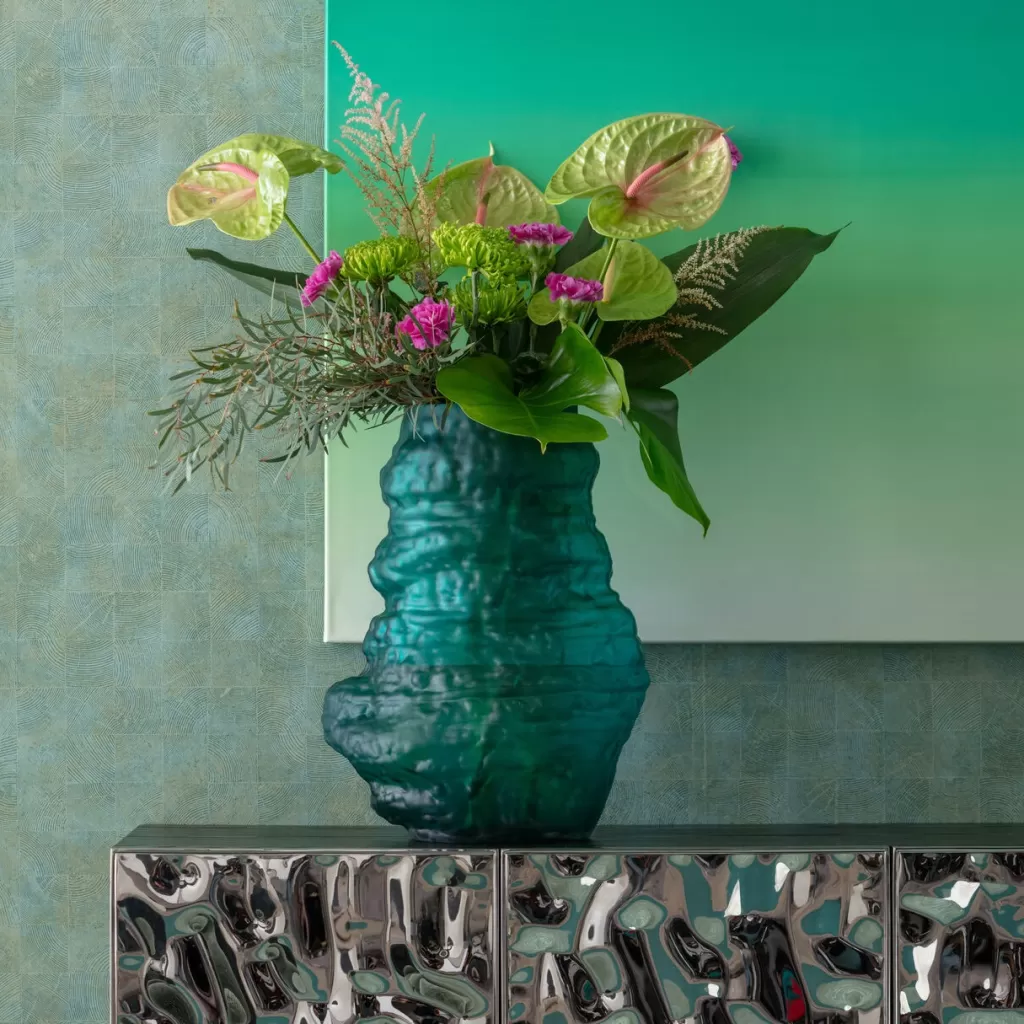 Vase design contemporain Enrique - Kare Design, nuance turquoise vibrante - 47 centimètres