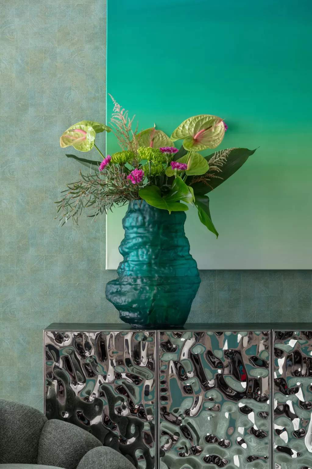 Vase design contemporain Enrique - Kare Design, nuance turquoise vibrante - 47 centimètres