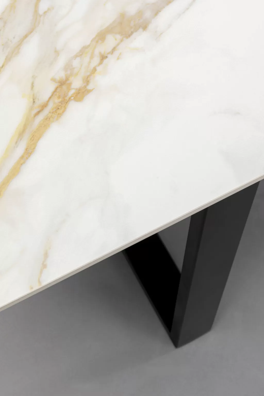 Table Eternity design contemporain - Plateau noir 160x80 cm avec piétement en U stylisé - Meuble signature KARE