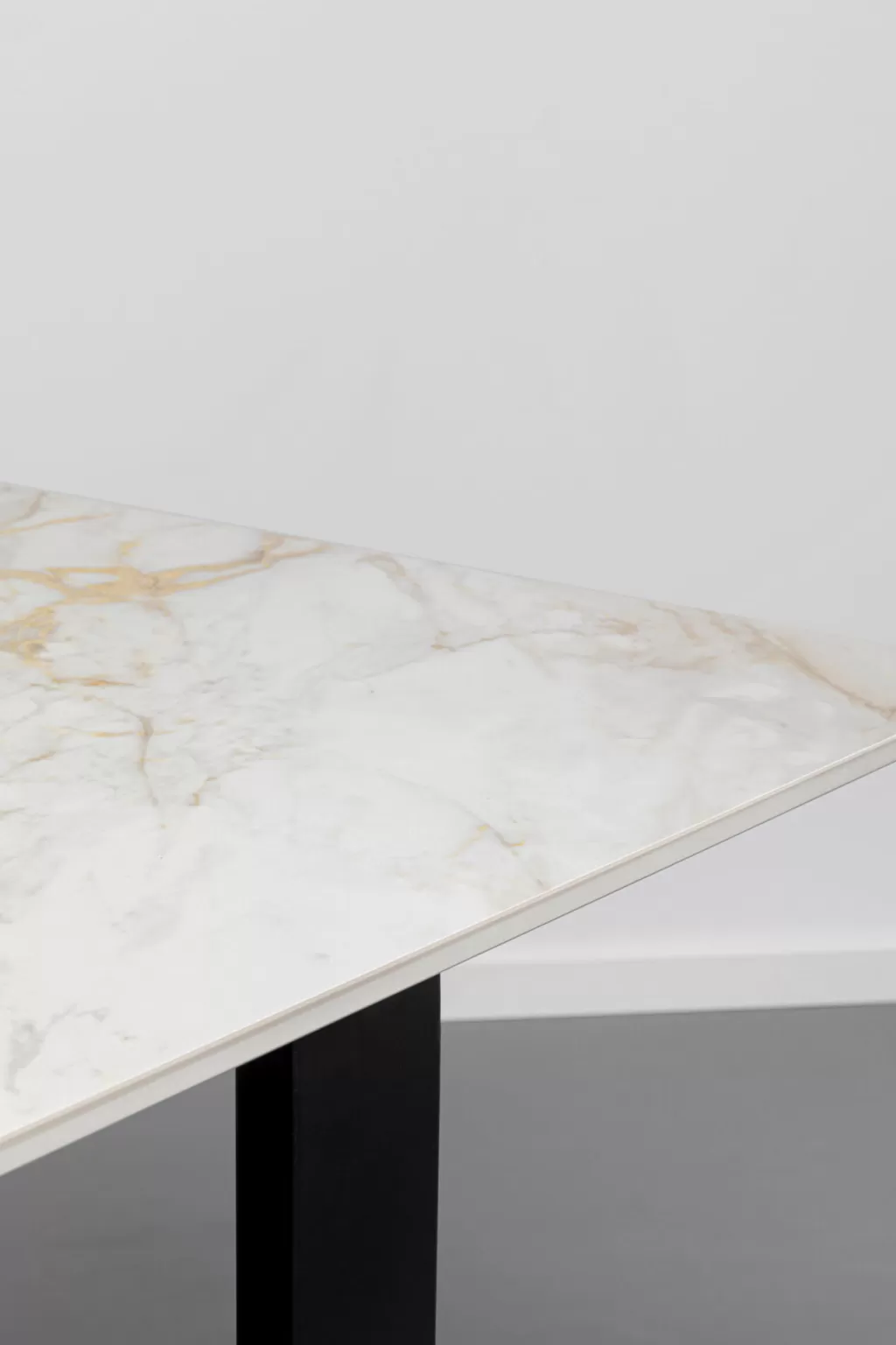 Table Eternity design contemporain - Plateau noir 160x80 cm avec piétement en U stylisé - Meuble signature KARE