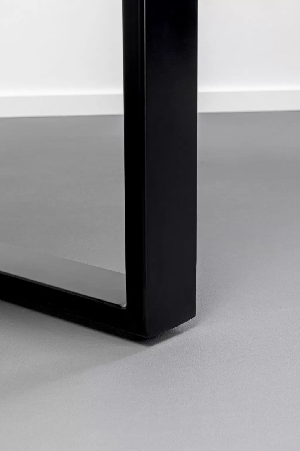 Table Eternity design contemporain - Plateau noir 160x80 cm avec piétement en U stylisé - Meuble signature KARE
