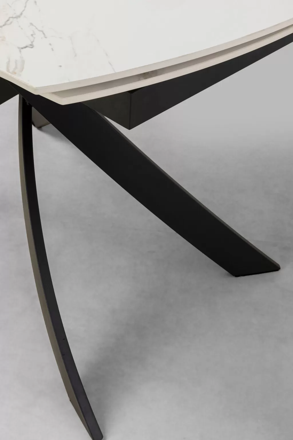 Table extensible Twist Onyx par KARE Design - Plateau 90 cm avec rallonges intégrées (120 à 180 cm) - Design contemporain élégant pour espaces modulables