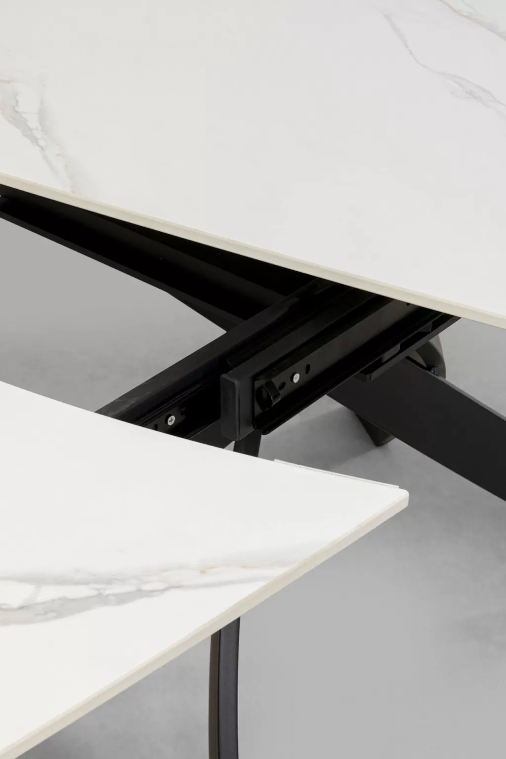 Table extensible Twist Onyx par KARE Design - Plateau 90 cm avec rallonges intégrées (120 à 180 cm) - Design contemporain élégant pour espaces modulables