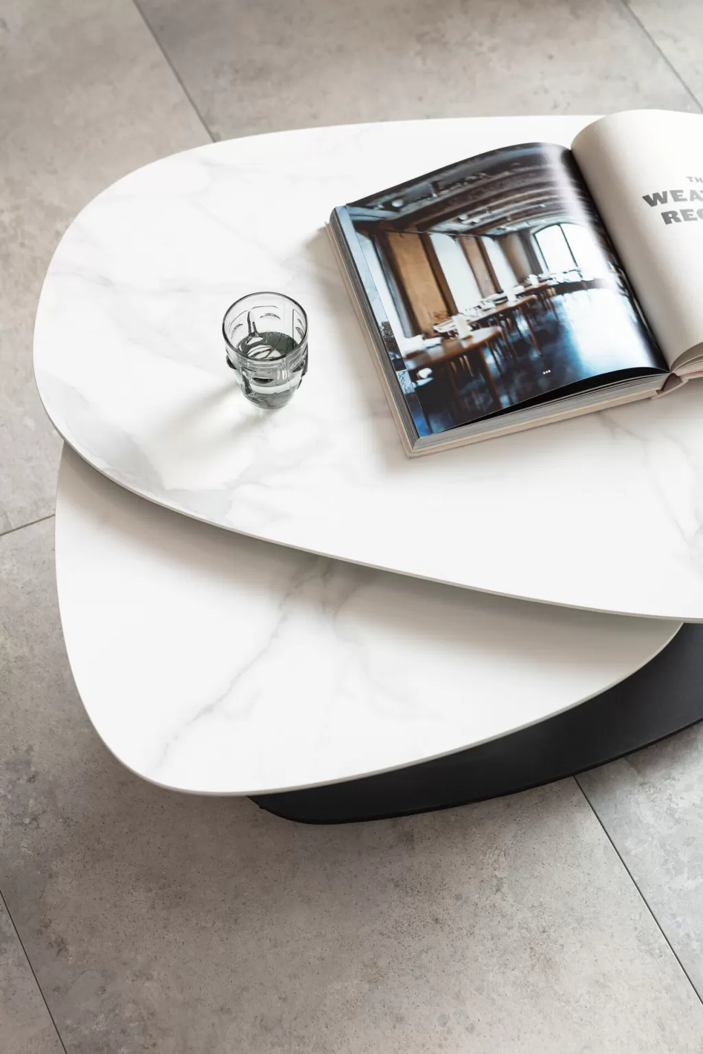 Table basse design Franklin par KARE - Blanc pur, dimensions 150 x 58 cm