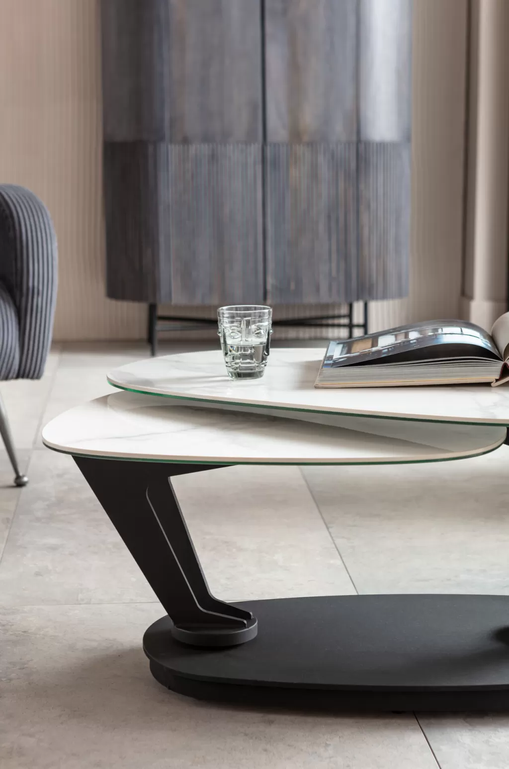 Table basse design Franklin par KARE - Blanc pur, dimensions 150 x 58 cm