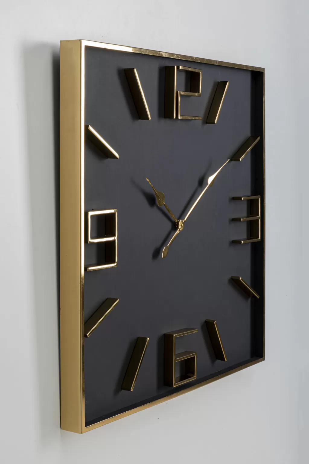 Horloge murale design Gamble par KARE - Cadran carré élégant 92x92 cm pour décor contemporain