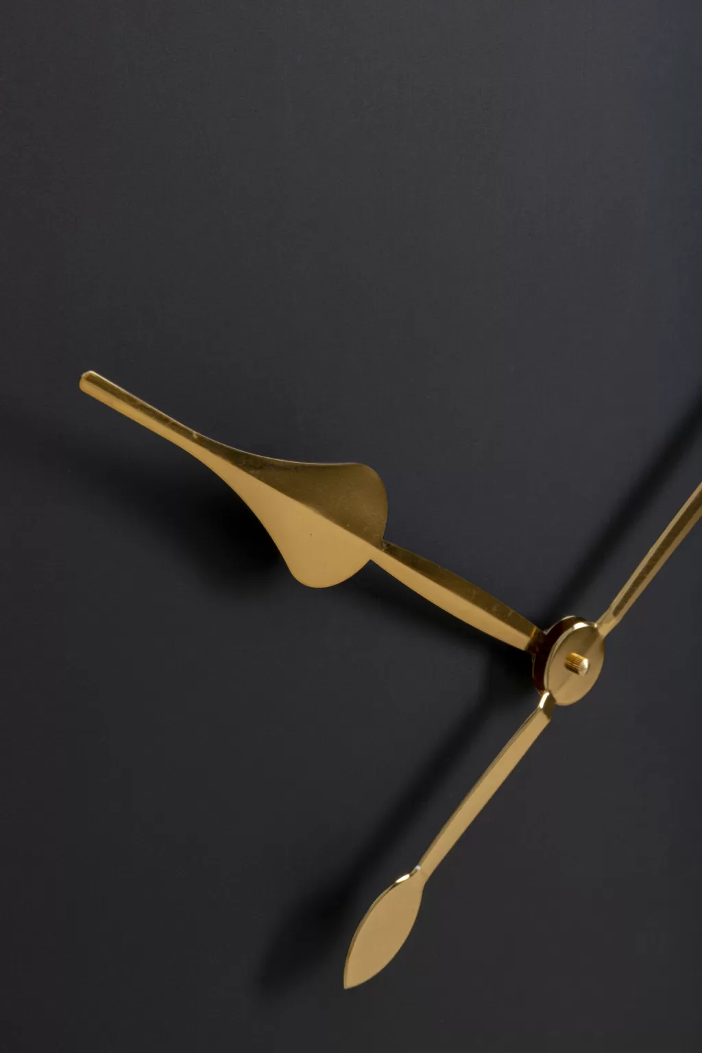 Horloge murale design Gamble par KARE - Cadran carré élégant 92x92 cm pour décor contemporain
