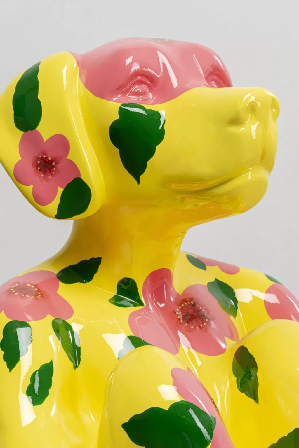 Figurine décorative Chien Gangster style urbain décalé - Sculpture contemporaine sur pied jaune vif 80 cm - Création exclusive KARE Design pour un intérieur audacieux