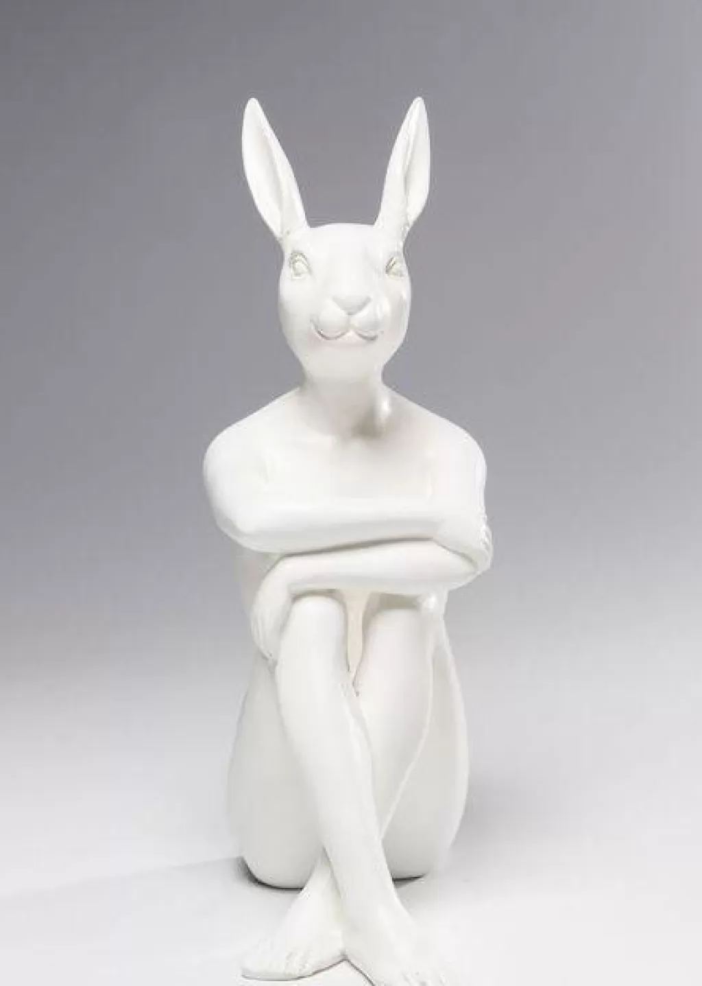 Élégante figurine Lapin Rebelle - Décorations intérieures design par KARE, création en céramique blanche et finition mate pour une touche d'originalité dans votre intérieur