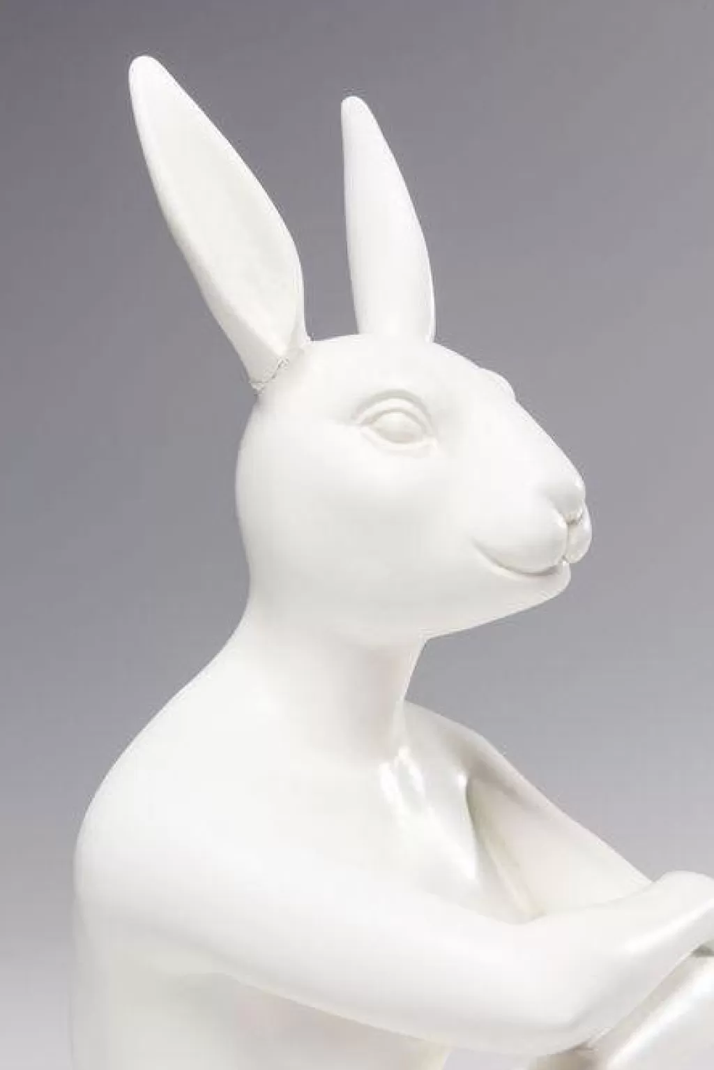 Élégante figurine Lapin Rebelle - Décorations intérieures design par KARE, création en céramique blanche et finition mate pour une touche d'originalité dans votre intérieur