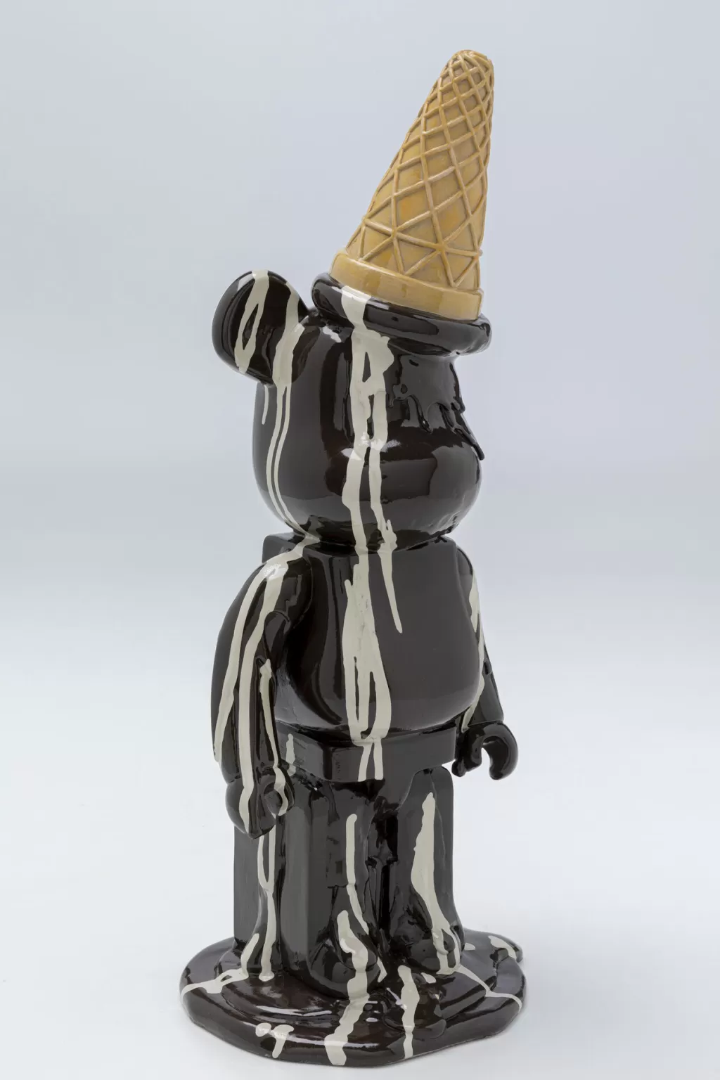 Nounours Gelato Design KARE - Figurine Décorative Ours Polaire Glacé en Noir, 40 cm - Décoration d'Intérieur Créative