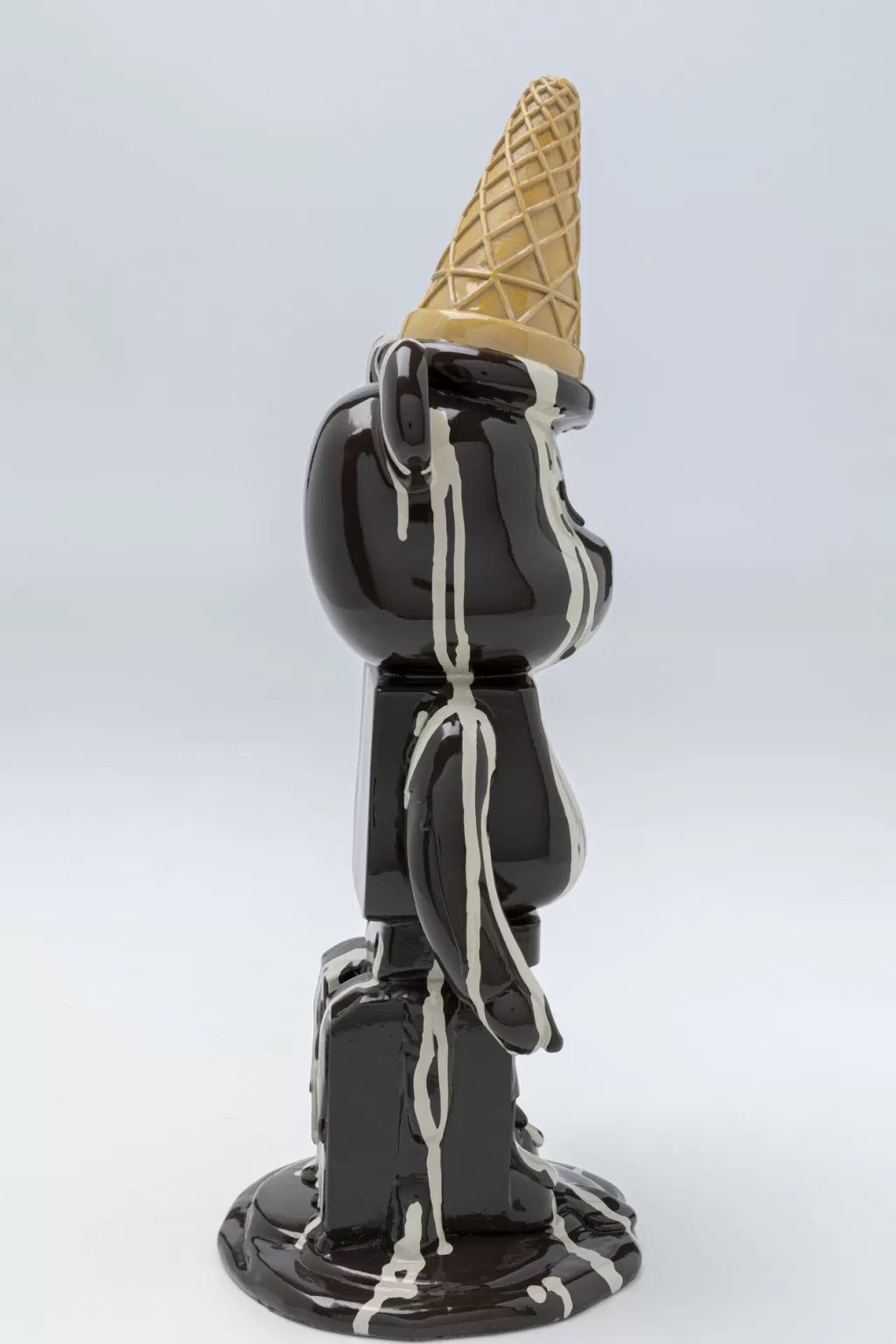 Nounours Gelato Design KARE - Figurine Décorative Ours Polaire Glacé en Noir, 40 cm - Décoration d'Intérieur Créative