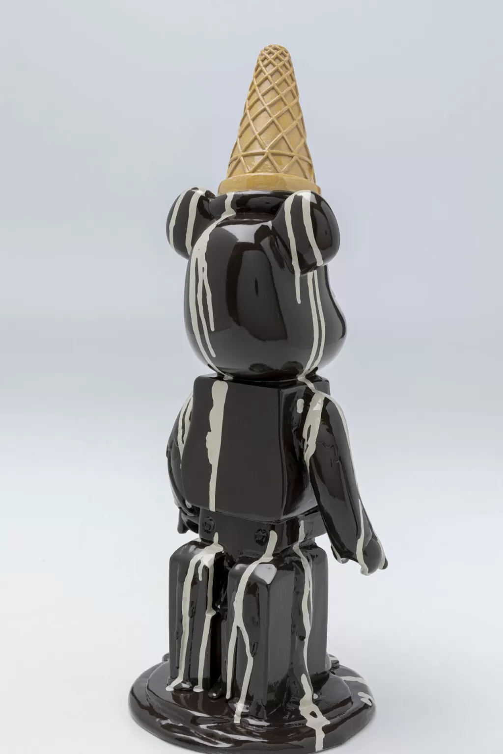 Nounours Gelato Design KARE - Figurine Décorative Ours Polaire Glacé en Noir, 40 cm - Décoration d'Intérieur Créative