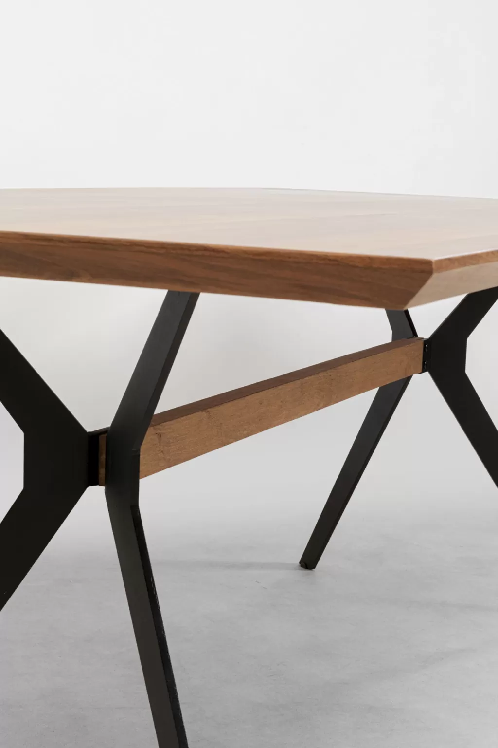 Table de salle à manger Georgetown - Design industriel en noyer massif, 200x90 cm - Collection exclusive KARE