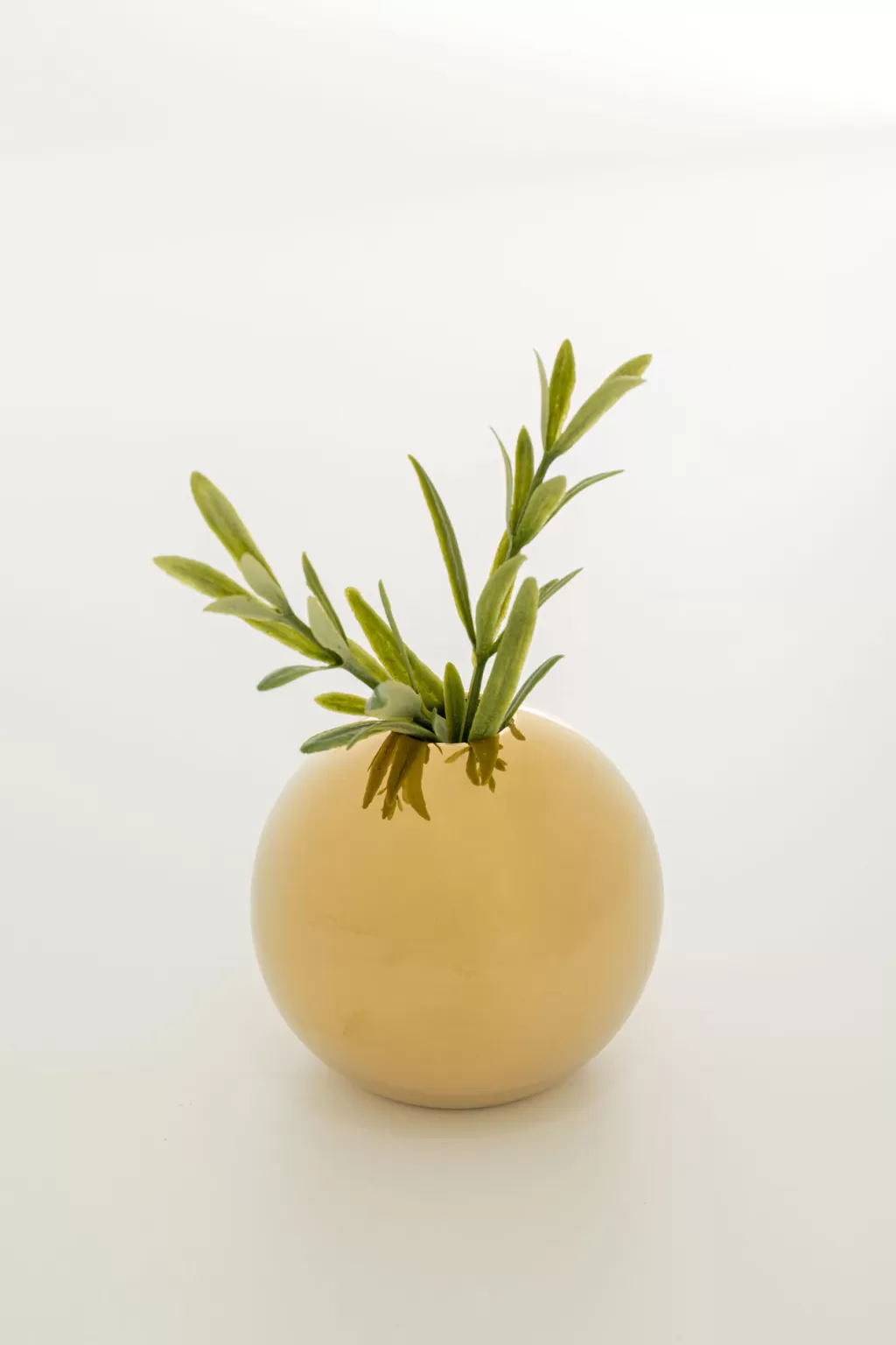 Vase décoratif Goldy en métal doré - Design moderne pour intérieur chic - 8 cm - KARE Design Collection Salon
