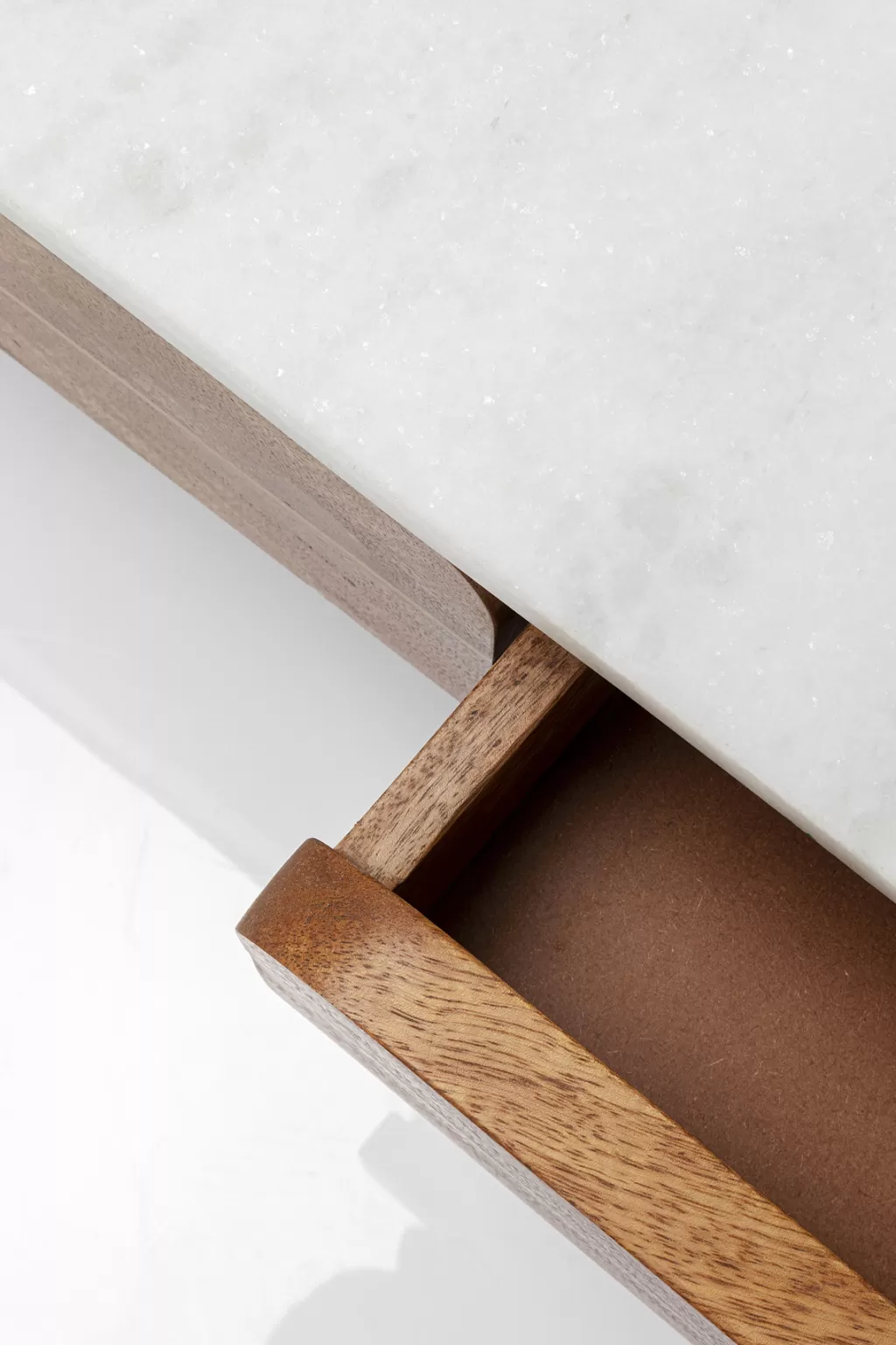 Table basse design Grace par KARE - Plateau marbre veiné sur structure en acajou mangue - Dimensions 110x60 cm