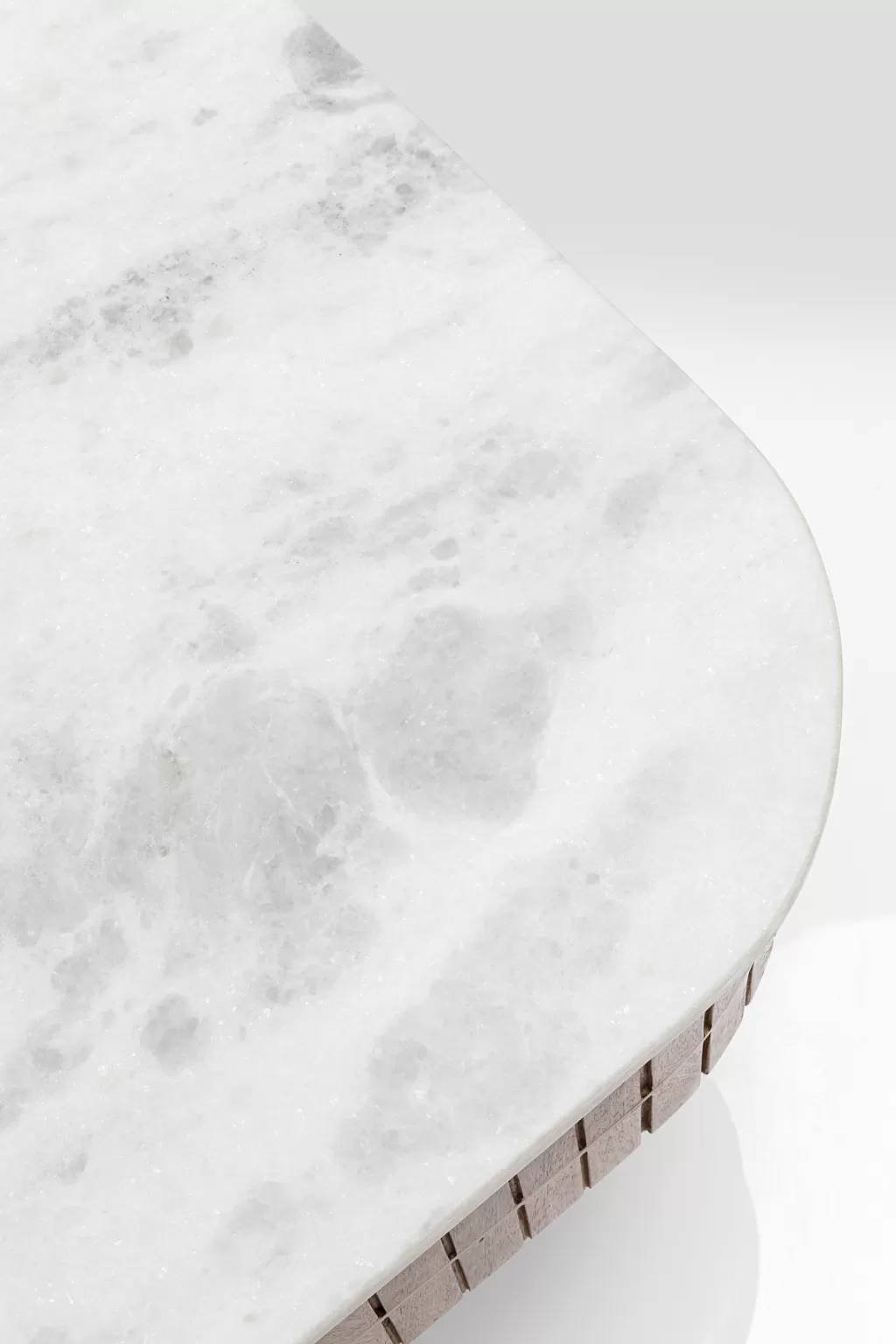 Table basse design Grace par KARE - Plateau marbre veiné sur structure en acajou mangue - Dimensions 110x60 cm