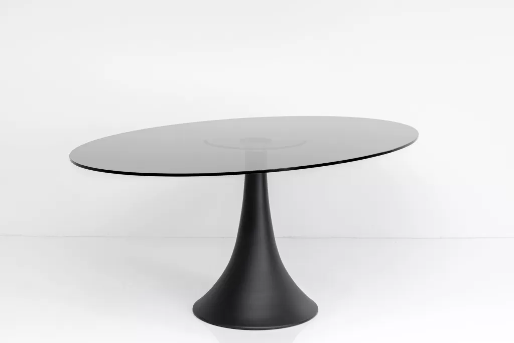 Découvrez la table à manger Grande Possibilita par KARE Design : plateau en verre fumé stylisé avec pieds trompettes, dimensions généreuses 180 x 120 cm. Idéale pour sublimer vos moments conviviaux avec son design contemporain !