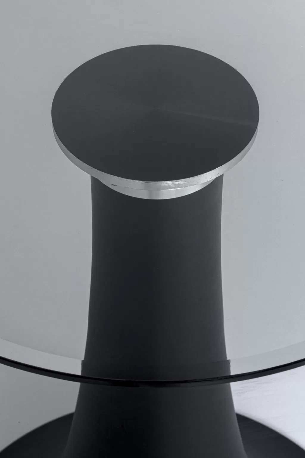 Découvrez la table à manger Grande Possibilita par KARE Design : plateau en verre fumé stylisé avec pieds trompettes, dimensions généreuses 180 x 120 cm. Idéale pour sublimer vos moments conviviaux avec son design contemporain !