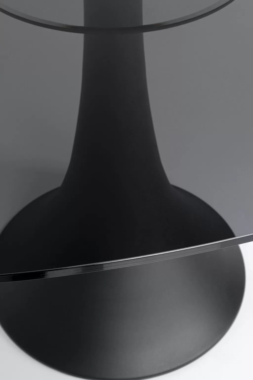 Découvrez la table à manger Grande Possibilita par KARE Design : plateau en verre fumé stylisé avec pieds trompettes, dimensions généreuses 180 x 120 cm. Idéale pour sublimer vos moments conviviaux avec son design contemporain !