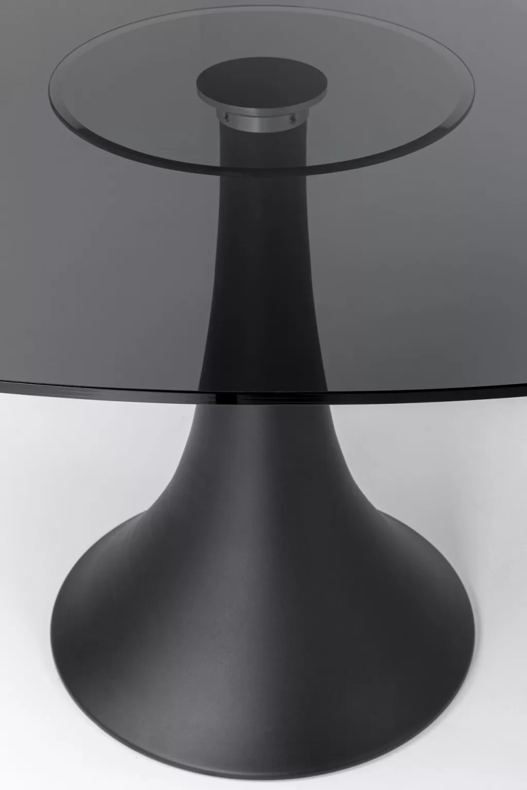 Découvrez la table à manger Grande Possibilita par KARE Design : plateau en verre fumé stylisé avec pieds trompettes, dimensions généreuses 180 x 120 cm. Idéale pour sublimer vos moments conviviaux avec son design contemporain !