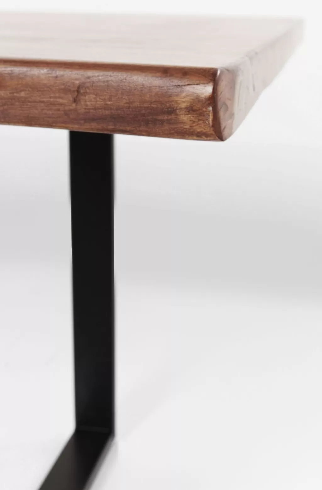 Table design contemporaine Harmony Noir - Métal brut industriel 200x 100 cm par KARE 

(Version raffinée avec éléments stylistiques naturels : ajout de traits d'union, formulation fluide, précision sur le style industriel, ordre logique des informations et marque en position stratégique)