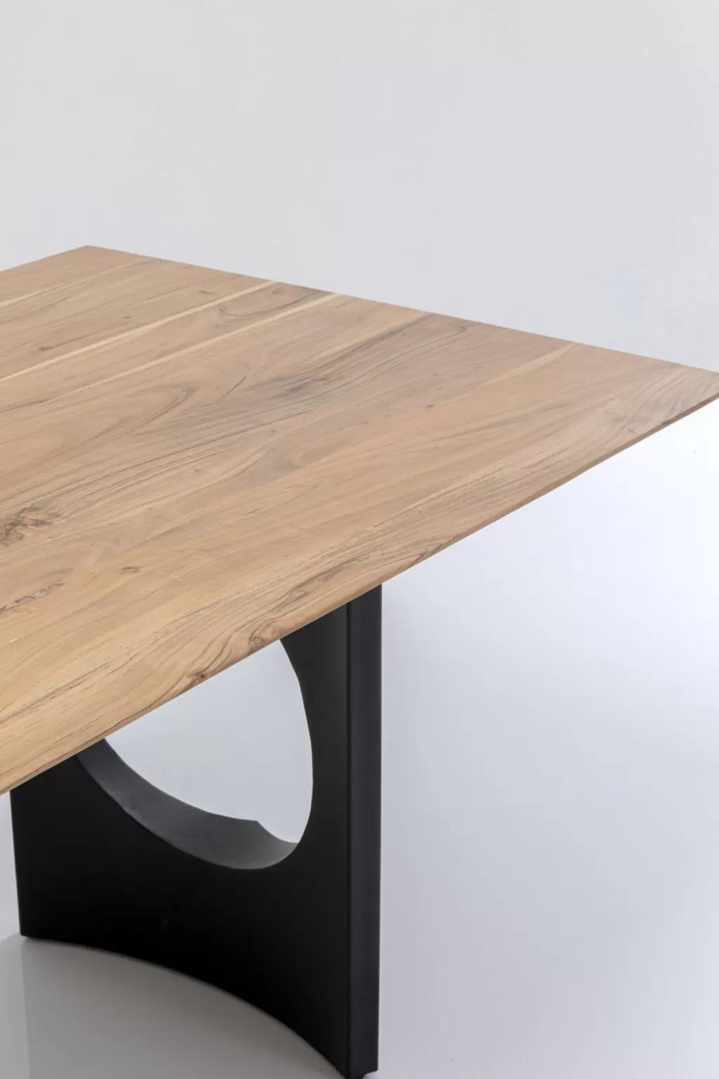 Table design Harmony Jacky par KARE - Noir intense avec plateau en acacia naturel, dimensions généreuses 180x90 cm - Pièce maîtresse élégante pour espaces modernes