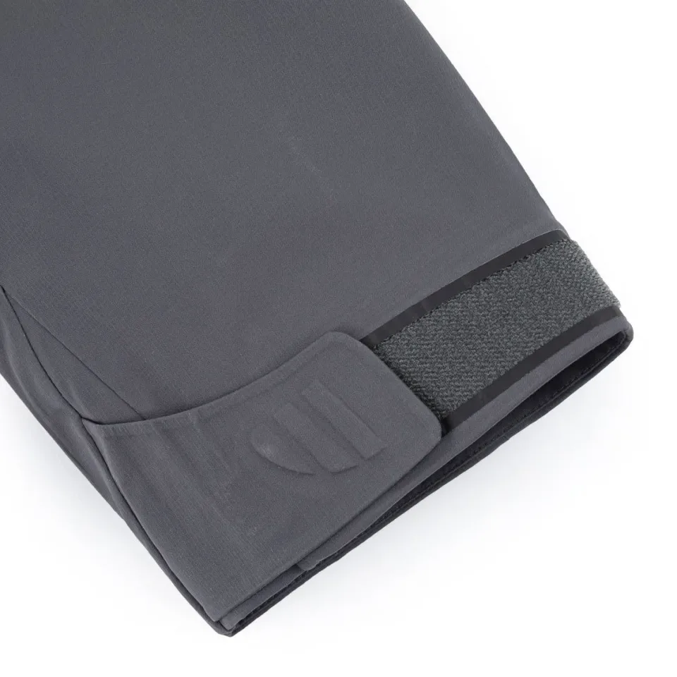 Découvrez la veste Kilpi HASTAR-M - Veste technique outdoor pour homme avec imperméabilité renforcée. Conception respirante et légère, idéale pour randonnées intenses et conditions climatiques difficiles. Protection optimale contre les intempéries avec style urbain moderne.
