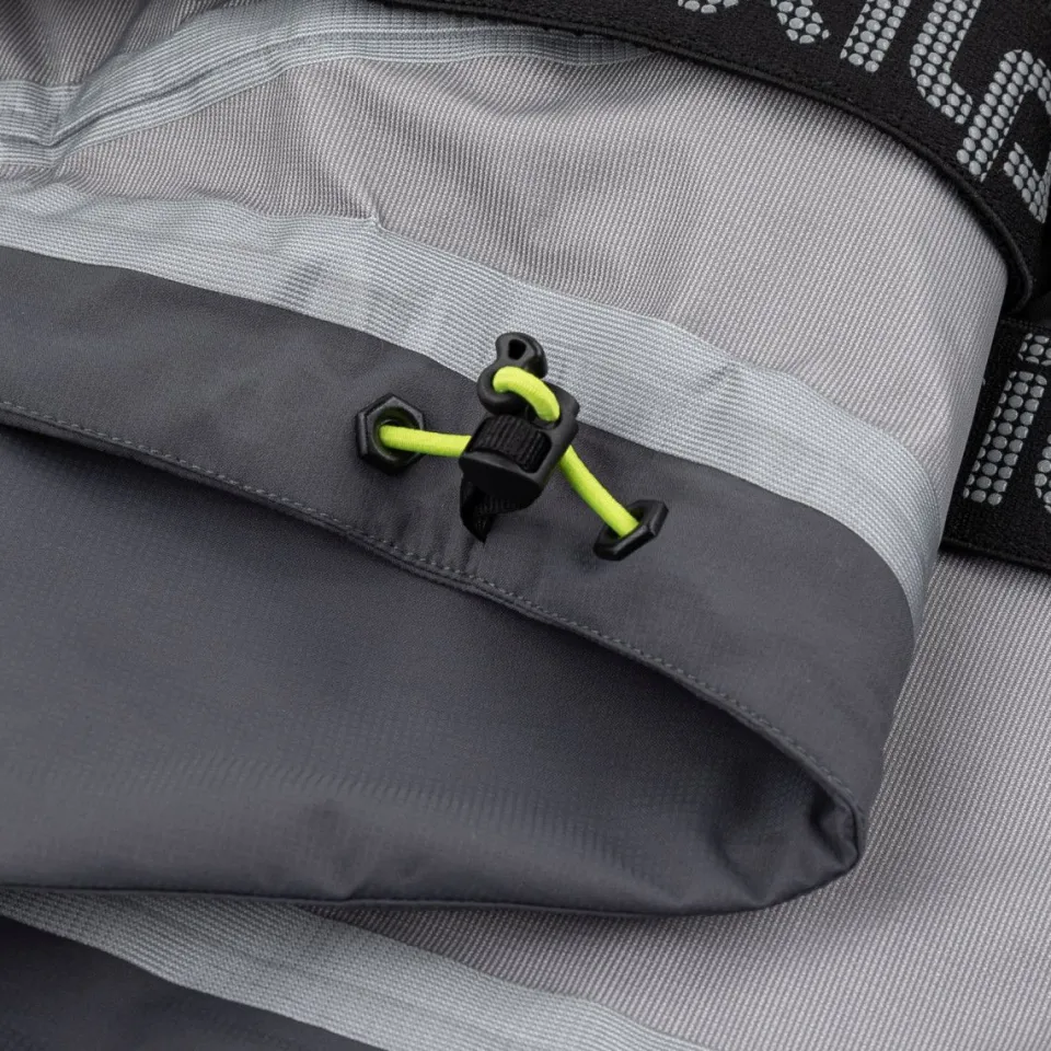Découvrez la veste Kilpi HASTAR-M - Veste technique outdoor pour homme avec imperméabilité renforcée. Conception respirante et légère, idéale pour randonnées intenses et conditions climatiques difficiles. Protection optimale contre les intempéries avec style urbain moderne.