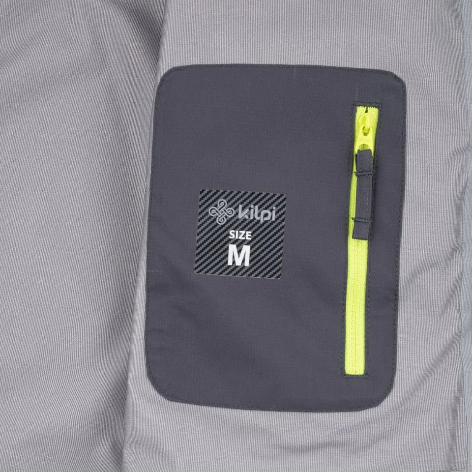 Découvrez la veste Kilpi HASTAR-M - Veste technique outdoor pour homme avec imperméabilité renforcée. Conception respirante et légère, idéale pour randonnées intenses et conditions climatiques difficiles. Protection optimale contre les intempéries avec style urbain moderne.