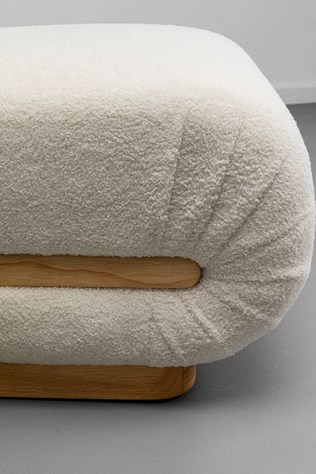 Découvrez le fauteuil Hilda en crème – Design scandinave et confort authentique (92 cm de large) - KARE